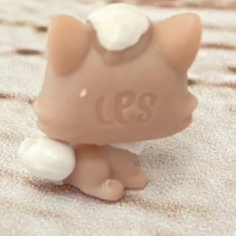 LPS Littlest Pet Shop Teensie Tan Cat White Hair Tuft Purple Eyes Pink Nose Mini